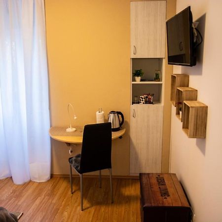 Apartment & Room Eni Zagreb Extérieur photo